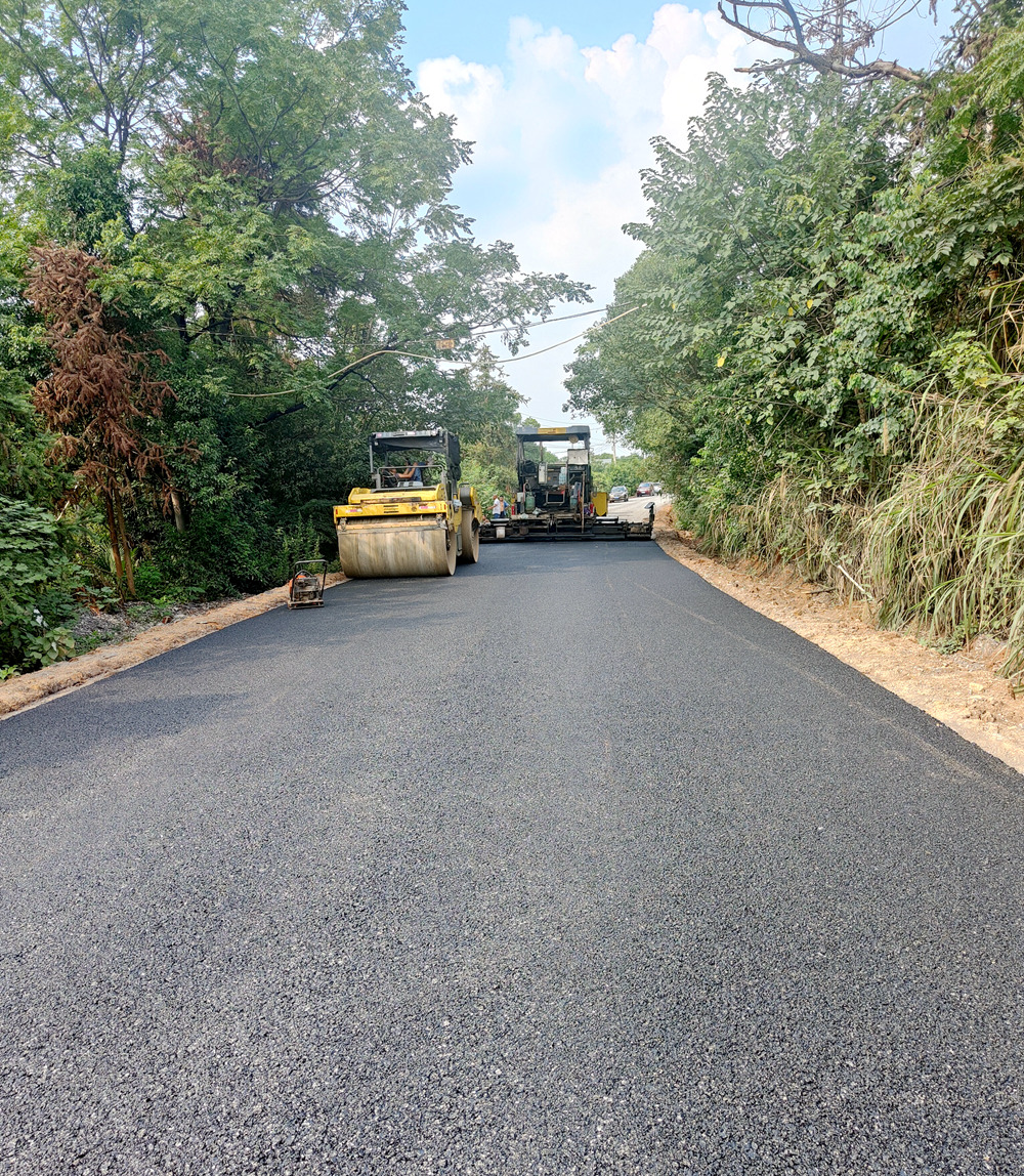 炎炎烈夏公司董事長(zhǎng)現(xiàn)場(chǎng)督導(dǎo)項(xiàng)目施工生產(chǎn)