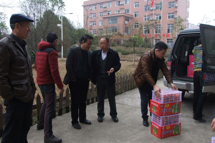 對(duì)老人盡一份孝心，給社會(huì)添一分和諧