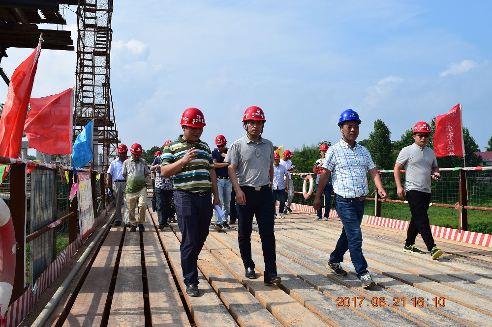 舒行鋼副廳長蒞臨益婁高速公路第十一合同段調(diào)研，視察工程進(jìn)展